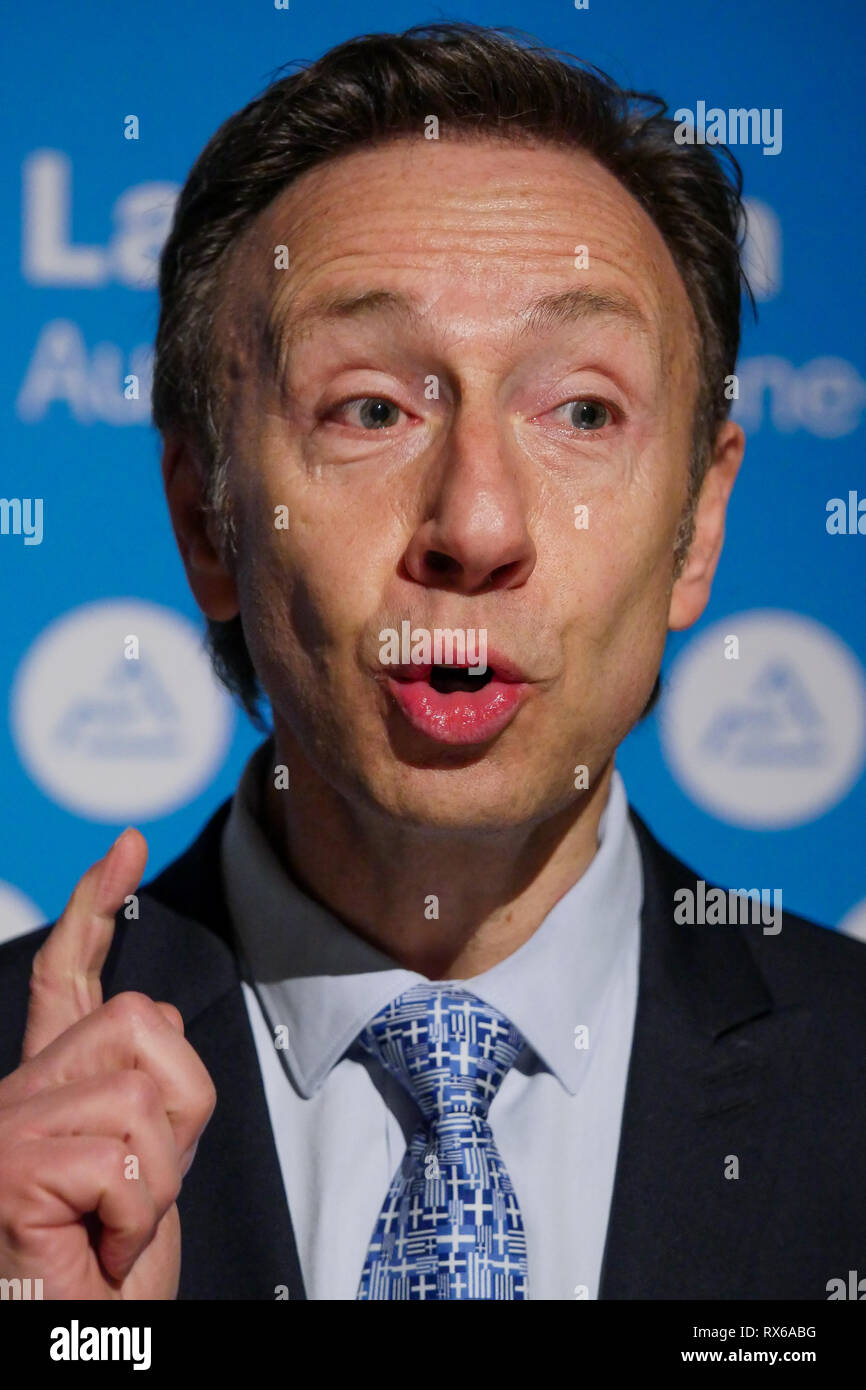 Lione, Francia, 8 Marzo 2019: Laurent Wauquiez, Pdt di Auvergne Regione Rhône-Alpes e Pdt di Les Republicains ala destra partito, è visto in Lione centro-orientale (Francia) il 8 marzo 2019 come egli si compiace Bernard Pivot e Stephane Bern (qui nella foto) al 'Musée des Tissus et des Arts Décoratifs' - Museo di prodotti tessili e di Arti Decorative, in occasione di una conferenza stampa per presentare il piano di salvataggio per il museo. Credito Credito: Serge Mouraret/Alamy Live News Foto Stock