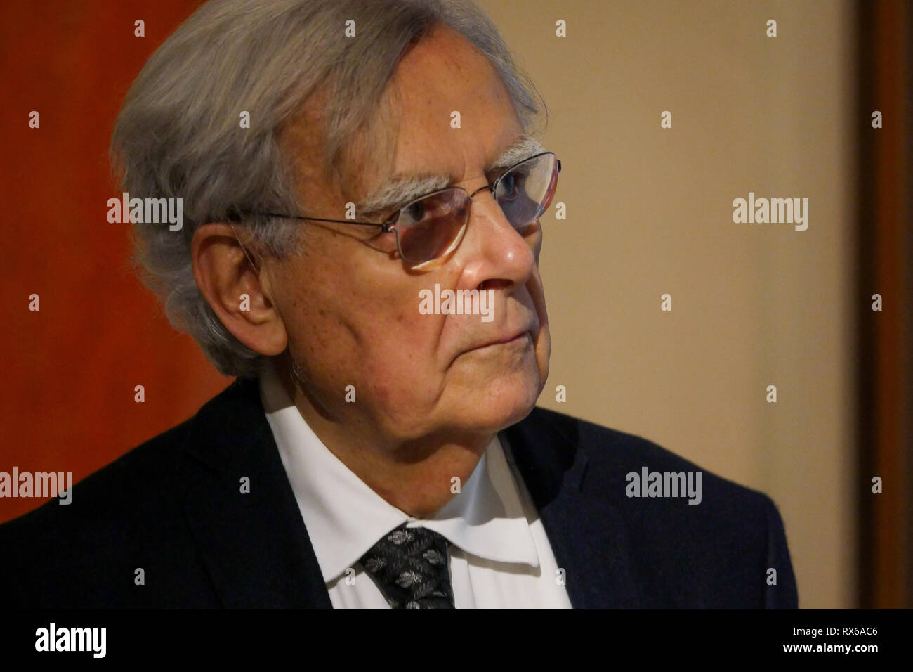 Lione, Francia, 8 Marzo 2019: Laurent Wauquiez, Pdt di Auvergne Regione Rhône-Alpes e Pdt di Les Republicains ala destra partito, è visto in Lione centro-orientale (Francia) il 8 marzo 2019 come egli si compiace Bernard Pivot (qui nella foto) e Stephane Berna presso il 'Musée des Tissus et des Arts Décoratifs' - Museo di prodotti tessili e di Arti Decorative, in occasione di una conferenza stampa per presentare il piano di salvataggio per il museo. Credito Credito: Serge Mouraret/Alamy Live News Foto Stock