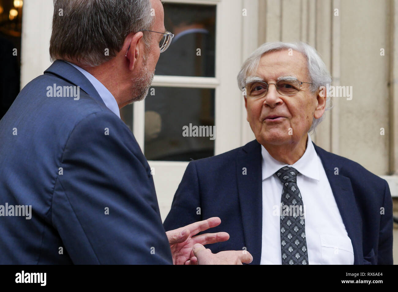 Lione, Francia, 8 Marzo 2019: Laurent Wauquiez, Pdt di Auvergne Regione Rhône-Alpes e Pdt di Les Republicains ala destra partito, è visto in Lione centro-orientale (Francia) il 8 marzo 2019 come egli si compiace Bernard Pivot (R) e Stephane Berna presso il 'Musée des Tissus et des Arts Décoratifs' - Museo di prodotti tessili e di Arti Decorative, in occasione di una conferenza stampa per presentare il piano di salvataggio per il museo. Credito Credito: Serge Mouraret/Alamy Live News Foto Stock