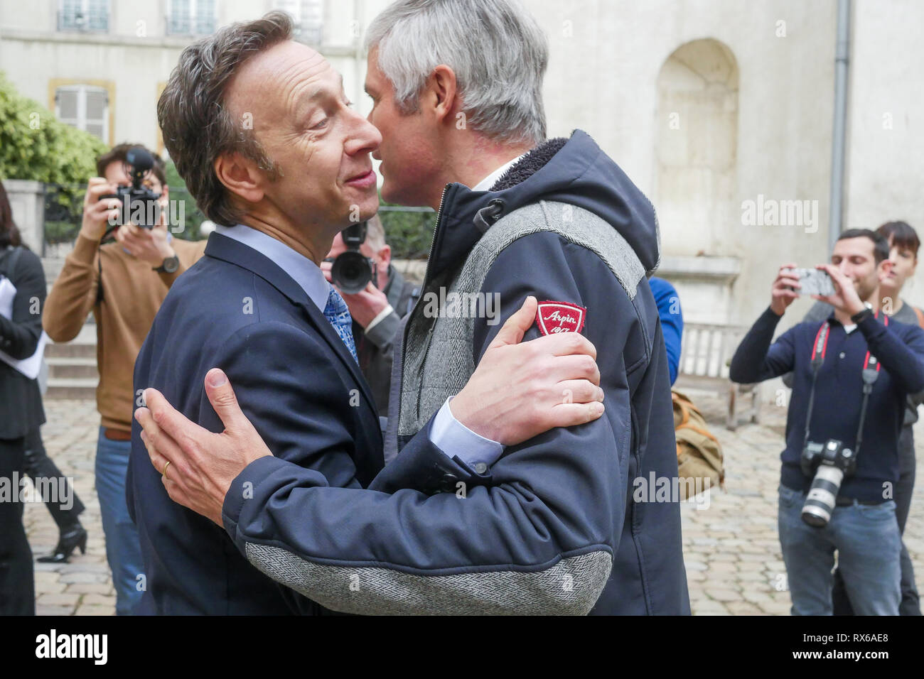 Lione, Francia, 8 Marzo 2019: Laurent Wauquiez (R), Pdt di Auvergne Regione Rhône-Alpes e Pdt di Les Republicains ala destra partito, è visto in Lione centro-orientale (Francia) il 8 marzo 2019 come egli si compiace Stephane Bern (L) al 'Musée des Tissus et des Arts Décoratifs' - Museo di prodotti tessili e di Arti Decorative, in occasione di una conferenza stampa per presentare il piano di salvataggio per il museo. Credito Credito: Serge Mouraret/Alamy Live News Foto Stock