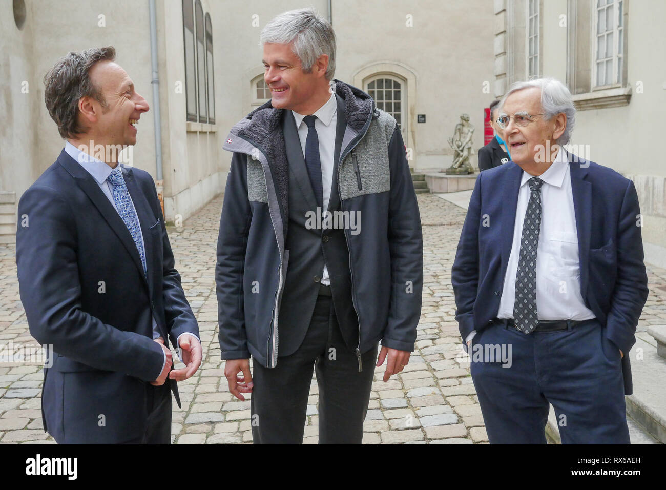 Lione, Francia, 8 Marzo 2019: Laurent Wauquiez, Pdt di Auvergne Regione Rhône-Alpes e Pdt di Les Republicains ala destra partito, è visto in Lione centro-orientale (Francia) il 8 marzo 2019 come egli si compiace Bernard Pivot e Stephane Berna presso il 'Musée des Tissus et des Arts Décoratifs' - Museo di prodotti tessili e di Arti Decorative, in occasione di una conferenza stampa per presentare il piano di salvataggio per il museo. Credito Credito: Serge Mouraret/Alamy Live News Foto Stock