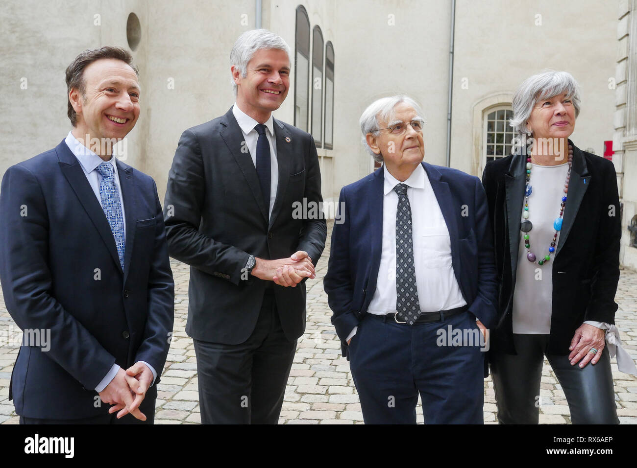 Lione, Francia, 8 Marzo 2019: Laurent Wauquiez, Pdt di Auvergne Regione Rhône-Alpes e Pdt di Les Republicains ala destra partito, è visto in Lione centro-orientale (Francia) il 8 marzo 2019 come egli si compiace Bernard Pivot e Stephane Berna presso il 'Musée des Tissus et des Arts Décoratifs' - Museo di prodotti tessili e di Arti Decorative, in occasione di una conferenza stampa per presentare il piano di salvataggio per il museo. Credito Credito: Serge Mouraret/Alamy Live News Foto Stock