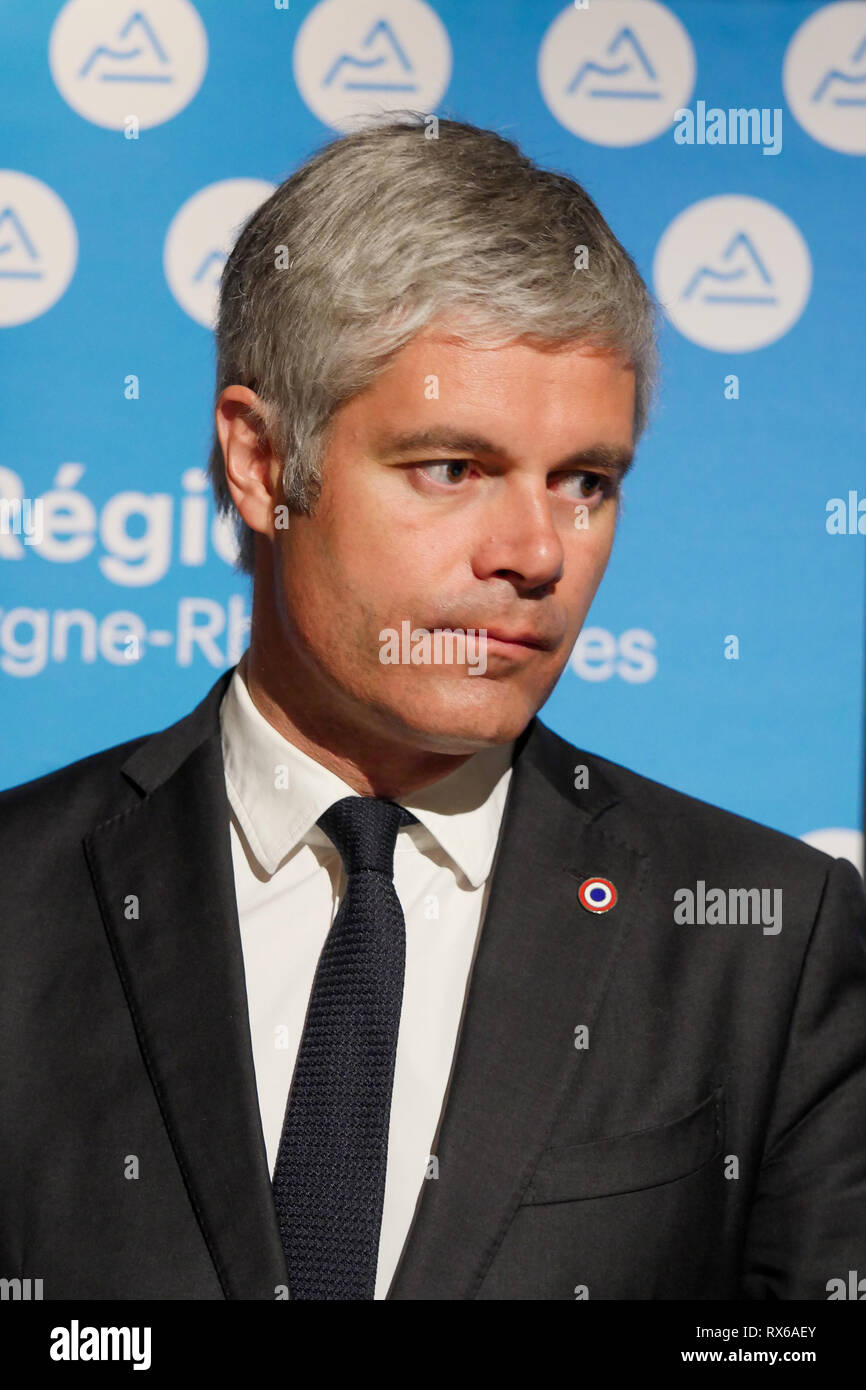 Lione, Francia, 8 Marzo 2019: Laurent Wauquiez, Pdt di Auvergne Regione Rhône-Alpes e Pdt di Les Republicains ala destra party (qui nella foto), è visto in Lione centro-orientale (Francia) il 8 marzo 2019 come egli si compiace Bernard Pivot e Stephane Berna presso il 'Musée des Tissus et des Arts Décoratifs' - Museo di prodotti tessili e di Arti Decorative, in occasione di una conferenza stampa per presentare il piano di salvataggio per il museo. Credito Credito: Serge Mouraret/Alamy Live News Foto Stock