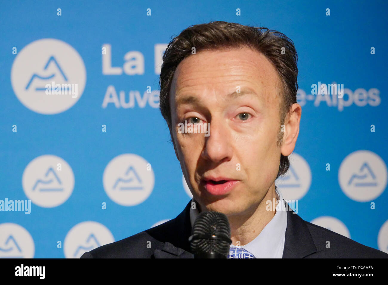 Lione, Francia, 8 Marzo 2019: Laurent Wauquiez, Pdt di Auvergne Regione Rhône-Alpes e Pdt di Les Republicains ala destra partito, è visto in Lione centro-orientale (Francia) il 8 marzo 2019 come egli si compiace Bernard Pivot e Stephane Bern (qui nella foto) al 'Musée des Tissus et des Arts Décoratifs' - Museo di prodotti tessili e di Arti Decorative, in occasione di una conferenza stampa per presentare il piano di salvataggio per il museo. Credito Credito: Serge Mouraret/Alamy Live News Foto Stock