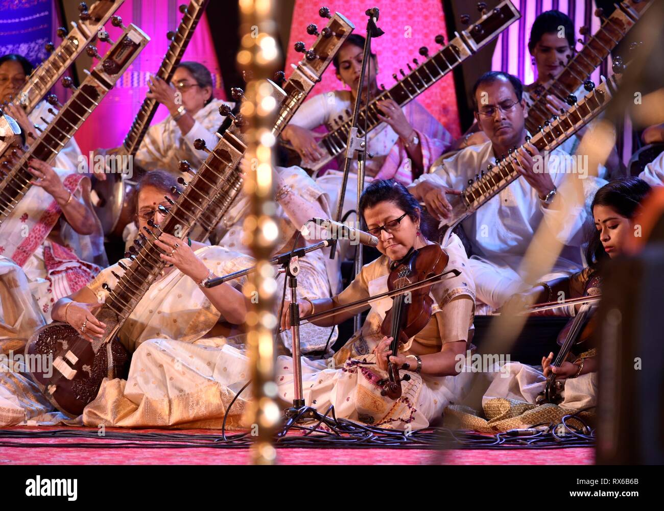 Silpgram Mahotsav. Guwahati, Assam, India. Marzo 8, 2019. Artisti giocando Sitar durante Silpgram Mahotsav a Silpgram in Panjabari, Guwahati Venerdì 8 Marzo, 2019. Il Sitar è a pizzico strumento a corda, originarie del subcontinente indiano, utilizzato nella musica classica indiana. Credito: David Talukdar/Alamy Live News Foto Stock