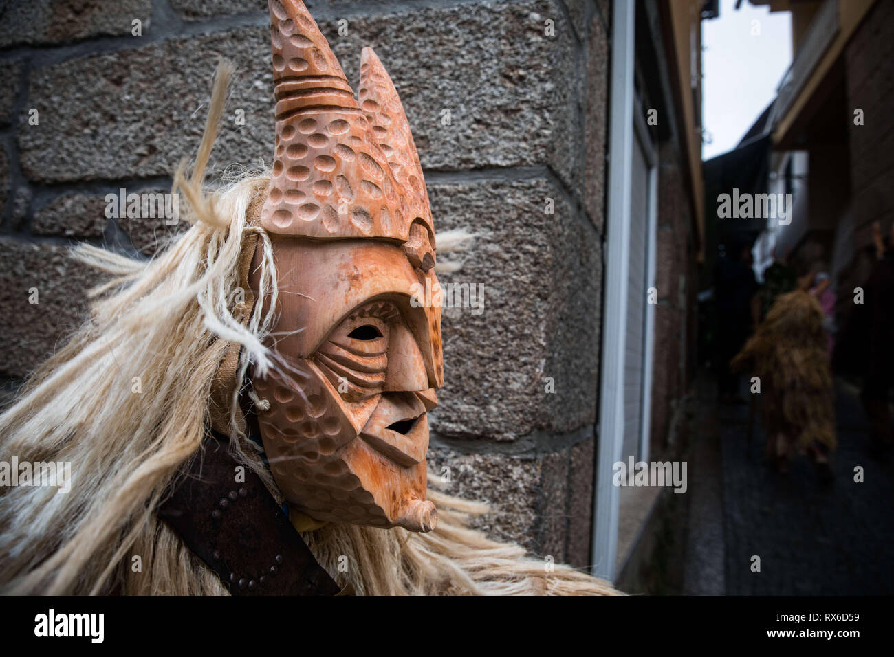 Lamego, Viseu, in Portogallo. Mar 5, 2019. Un attenzione visto sfilare attraverso le strade durante il carnevale.considerato uno dei più tipici festeggiamenti carnevaleschi del paese, nel villaggio di Lazarim, nel comune di Lamego, il caretos (mascherata partecipanti) sfilano per le strade in una manifestazione ancestrale di scene di cultura portoghese. Credito: Hcasinhas SOPA/images/ZUMA filo/Alamy Live News Foto Stock