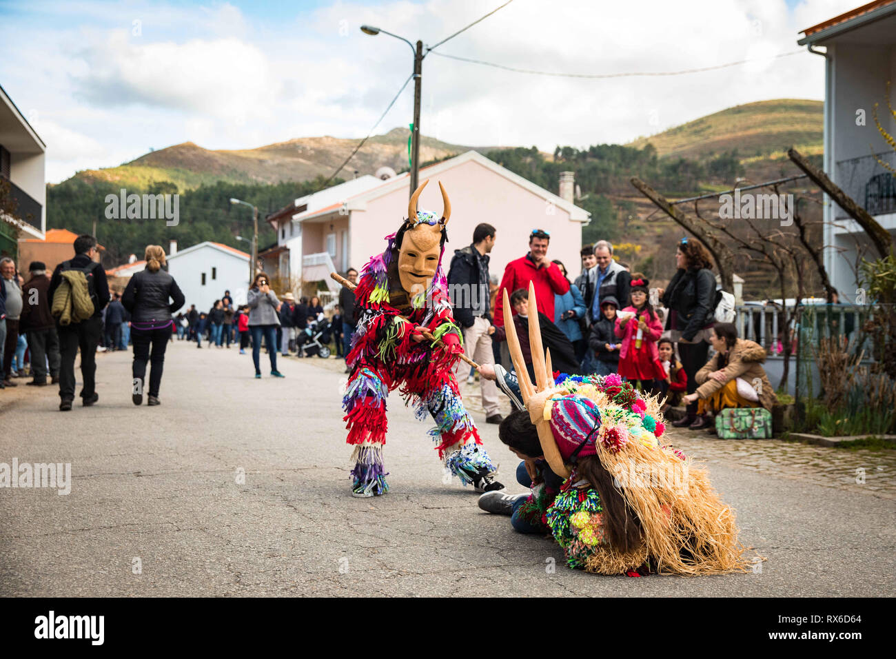 Lamego, Viseu, in Portogallo. 3 Mar, 2019. Visto Caretos eseguire durante il carnevale.considerato uno dei più tipici festeggiamenti carnevaleschi del paese, nel villaggio di Lazarim, nel comune di Lamego, il caretos (mascherata partecipanti) sfilano per le strade in una manifestazione ancestrale di scene di cultura portoghese. Credito: Hcasinhas SOPA/images/ZUMA filo/Alamy Live News Foto Stock