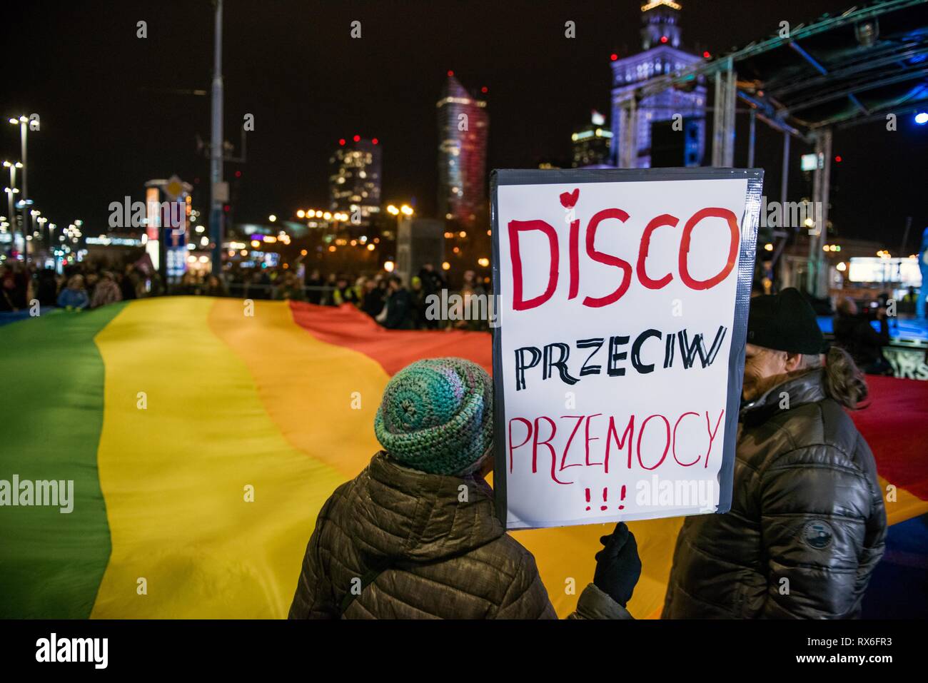 Varsavia, Mazowieckie, Polonia. 8 Mar, 2019. Uno striscione su cui è scritto in discoteca contro violance è detenuto da un attivista.La manifestazione organizzata da Internazionale delle Donne organizzazione sciopero riuniti gli uomini e le donne che protestavano contro l'odio contro le donne.'Disco contro odio' ha avuto luogo come parte dell'azione internazionale # 8M in occasione della Giornata della donna per le strade del centro di Varsavia. Credito: Attila Husejnow SOPA/images/ZUMA filo/Alamy Live News Foto Stock