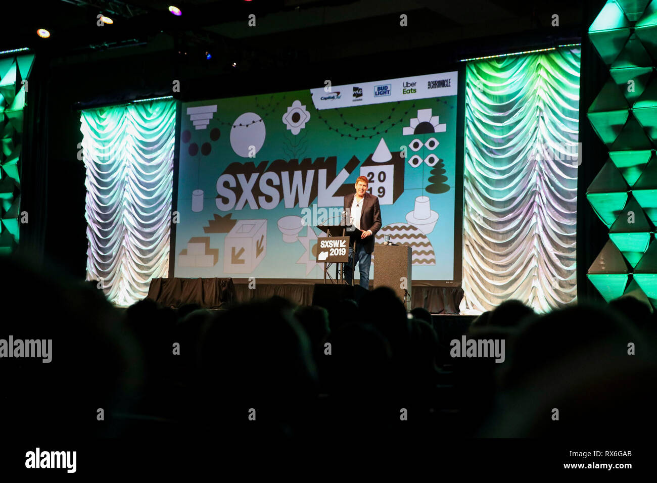 Austin, Stati Uniti d'America. 8 Mar, 2019. Hugh Forrest, capo responsabile della programmazione del South by Southwest (SXSW) sale per conferenze e feste, offre un discorso di benvenuto di Austin del Texas, negli Stati Uniti, 8 marzo 2019. I dieci giorni di South by Southwest (SXSW) sale per conferenze e feste, un conglomerato di film, i media interattivi, festival musicali e conferenze, calci fuori qui il venerdì. Credito: Wang Ying/Xinhua/Alamy Live News Foto Stock