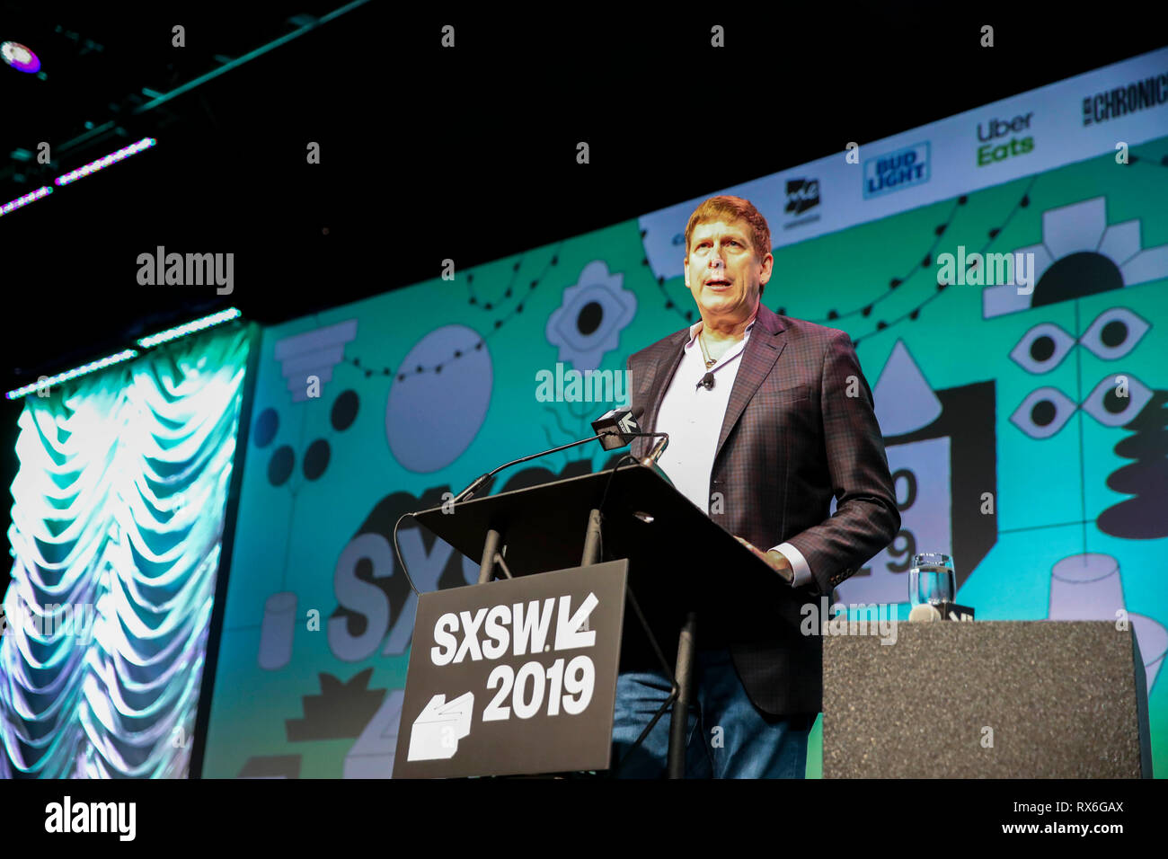 Austin, Stati Uniti d'America. 8 Mar, 2019. Hugh Forrest, capo responsabile della programmazione del South by Southwest (SXSW) sale per conferenze e feste, offre un discorso di benvenuto di Austin del Texas, negli Stati Uniti, 8 marzo 2019. I dieci giorni di South by Southwest (SXSW) sale per conferenze e feste, un conglomerato di film, i media interattivi, festival musicali e conferenze, calci fuori qui il venerdì. Credito: Wang Ying/Xinhua/Alamy Live News Foto Stock