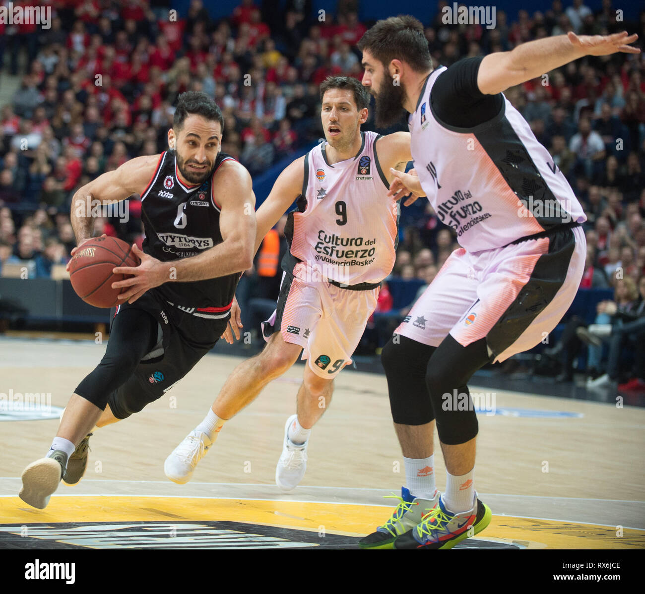 La lituania, Lituania. 8 Mar, 2019. Rok Stipcevic (L) di rytas pubblicava le unità di Vilnius la palla durante una partita quarti di finale tra rytas pubblicava Vilnius e Valencia Basket a 2018-2019 Eurocup di torneo di pallacanestro di Vilnius, Lituania, 8 marzo 2019. Cestello di Valencia ha vinto 71-56. Credito: Alfredas Pliadis/Xinhua/Alamy Live News Foto Stock