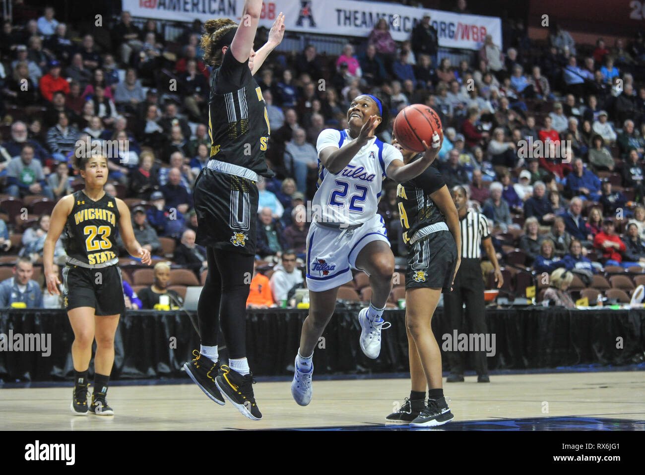 Uncasville, CT, Stati Uniti d'America. 8 Mar, 2019. Tulsa Golden uragano Guard Morgan Brady (22) rigidi per il cestello durante il NCAA la Conferenza americana di pallacanestro di torneo di gioco contro il Wichita State Shockers a Mohegan Sun Arena di Uncasville, CT. Gregorio Vasil/CSM/Alamy Live News Foto Stock