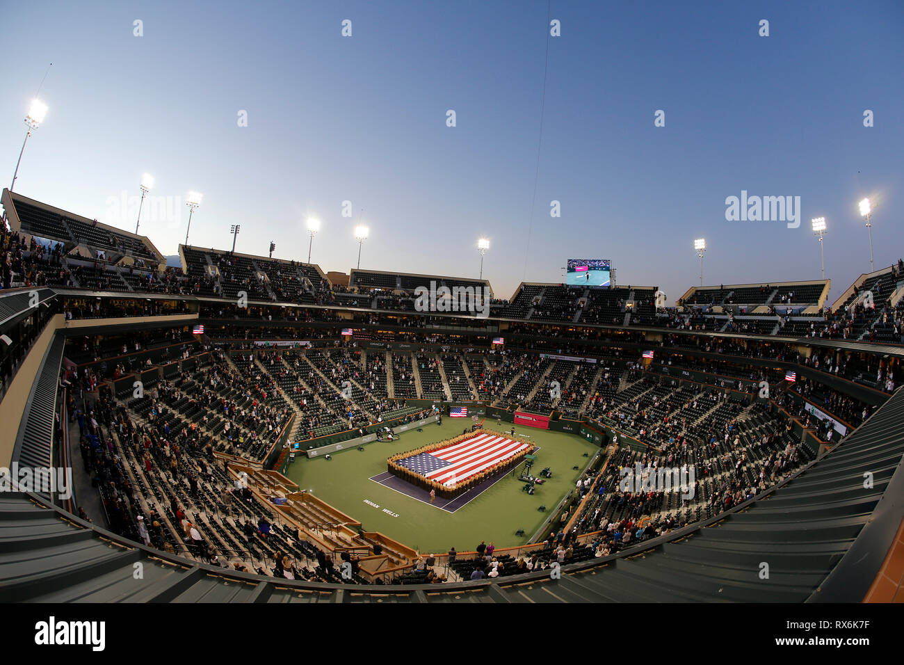 Marzo 08, 2019 La bandiera americana sul Stadium corte per salutare a eroi prima del match tra Serena Williams e Victoria Azarenka (BLR) durante il 2019 BNP Paribas Open a Indian Wells Tennis Garden di Indian Wells, California. Charles Baus/CSM Foto Stock