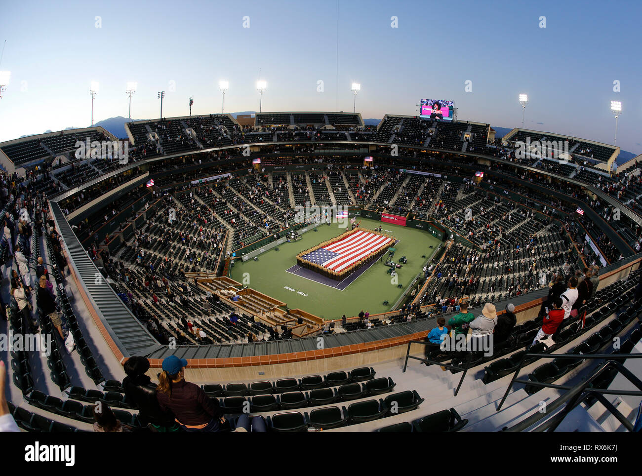 Marzo 08, 2019 La bandiera americana sul Stadium corte per salutare a eroi prima del match tra Serena Williams e Victoria Azarenka (BLR) durante il 2019 BNP Paribas Open a Indian Wells Tennis Garden di Indian Wells, California. Charles Baus/CSM Foto Stock