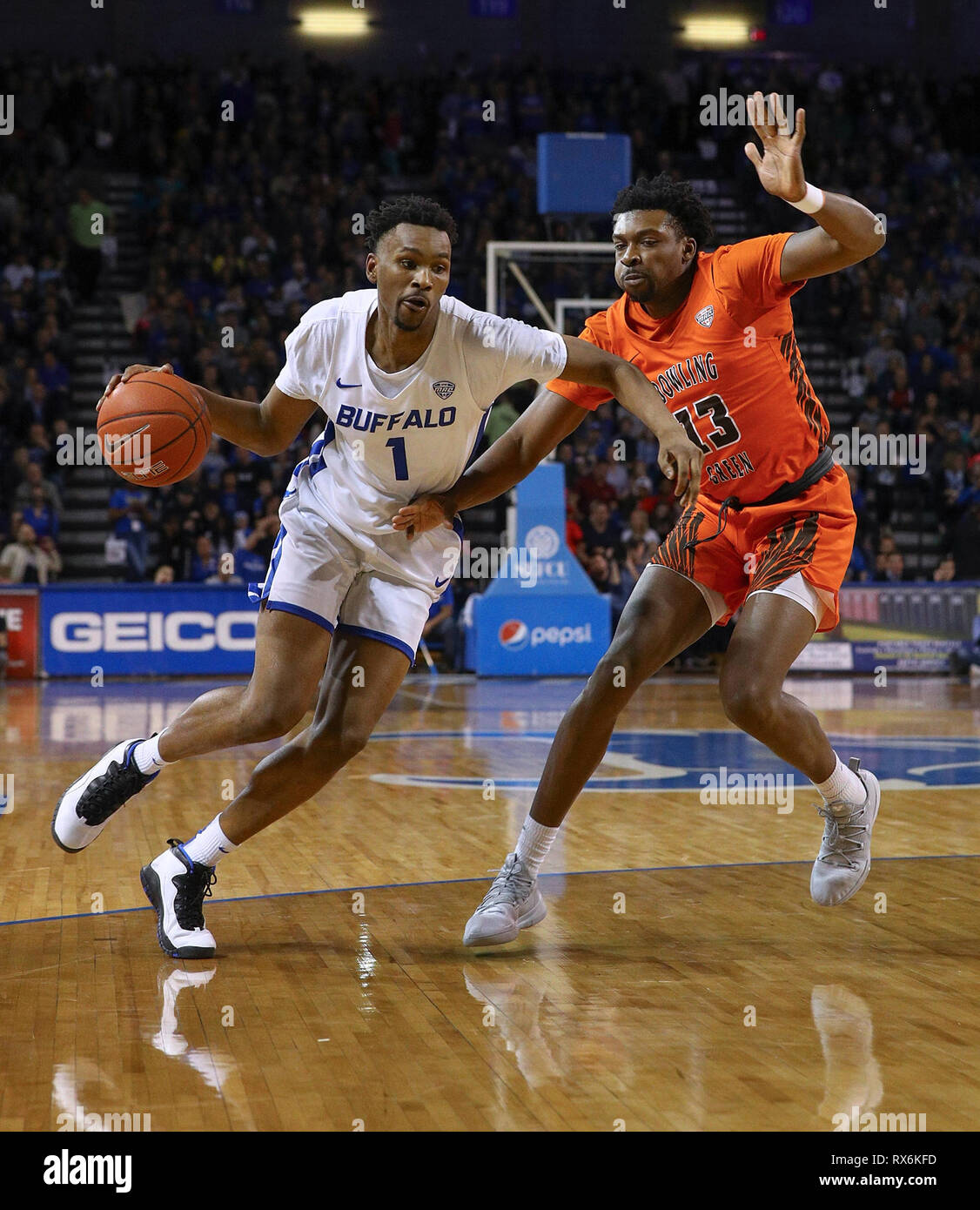 New York, Stati Uniti d'America. 8 Mar 2019. Mar 08, 2019: Buffalo tori avanti Montell McRae (1) aziona la palla oltre Bowling Green falchi avanti Jeffrey Ujué (13) durante la prima metà del gioco nella NCAA pallacanestro tra il Bowling Green falchi e Buffalo tori a Alumni Arena in Amherst, N.Y. (Nicholas T. LoVerde/Cal Sport Media) Credito: Cal Sport Media/Alamy Live News Foto Stock