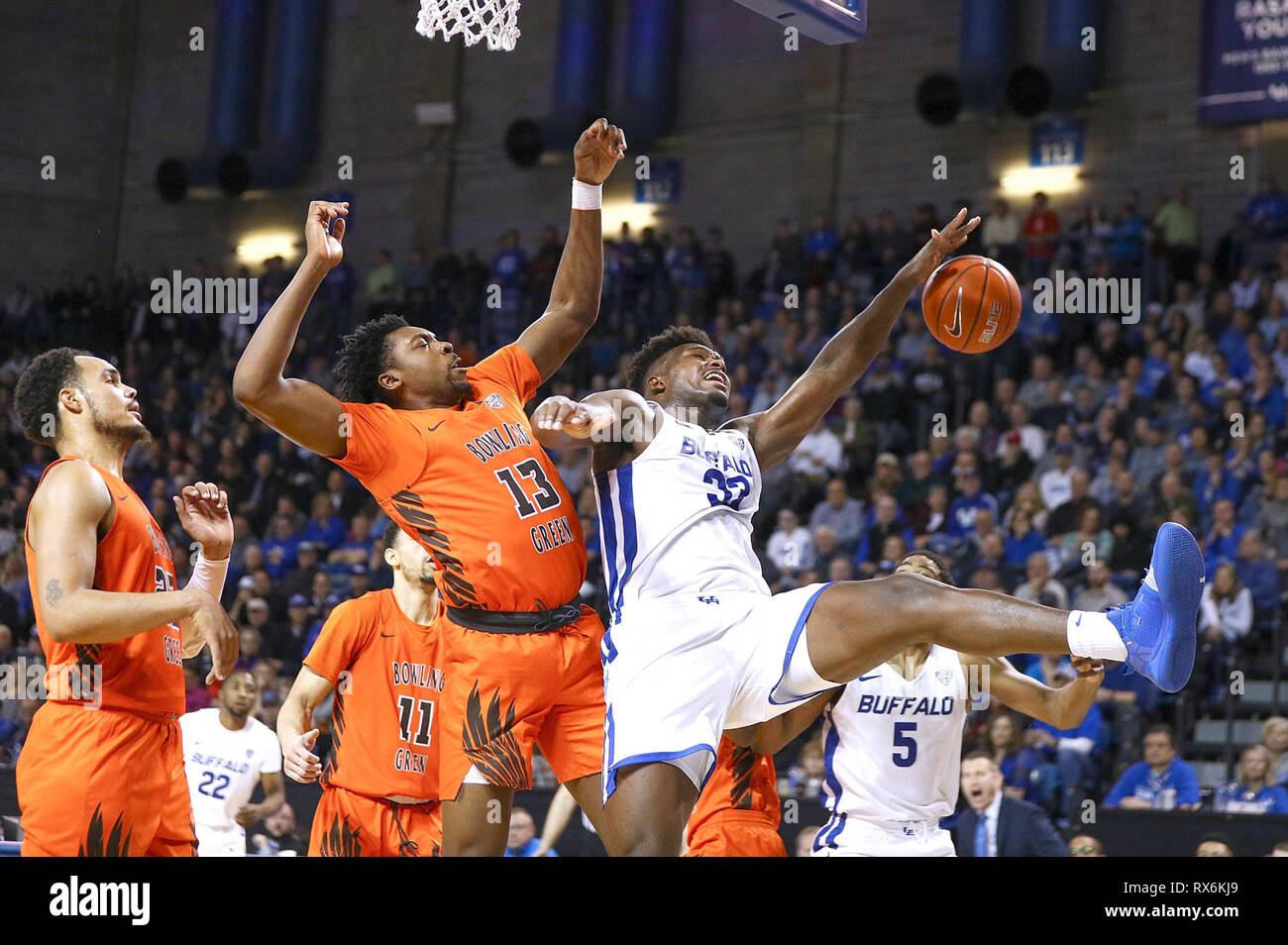 New York, Stati Uniti d'America. 8 Mar 2019. Mar 08, 2019: Bowling Green falchi avanti Jeffrey Ujué (13) e il bufalo tori avanti Nick Perkins (33) battaglia per un rimbalzo durante la seconda metà del gioco nella NCAA pallacanestro tra il Bowling Green falchi e Buffalo tori a Alumni Arena in Amherst, N.Y. (Nicholas T. LoVerde/Cal Sport Media) Credito: Cal Sport Media/Alamy Live News Foto Stock