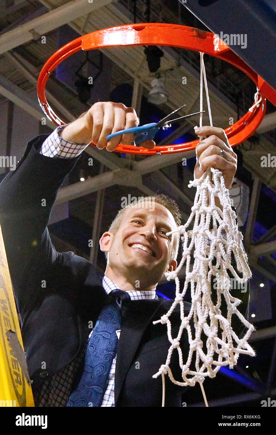 New York, Stati Uniti d'America. 8 Mar 2019. Mar 08, 2019: Buffalo Bulls head coach Nate avena riduce la stringa finale sulla rete durante una cerimonia per celebrare i tori vincendo il MAC est titolo con un record di 28-3 seguendo il NCAA pallacanestro tra il Bowling Green falchi e Buffalo tori a Alumni Arena in Amherst, N.Y. Buffalo sconfitto Bowling Green falchi 84-73 prima un sold out folla di 6,709. (Nicholas T. LoVerde/Cal Sport Media) Credito: Cal Sport Media/Alamy Live News Foto Stock