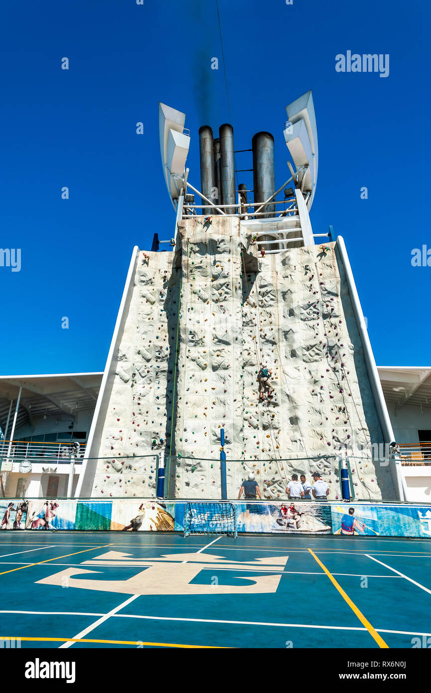 Royal Caribbean indipendenza dei mari nave da crociera interni ed esterni di fotografie che mostrano la nave, parti, persone, ambiente in mare e porto. Foto Stock