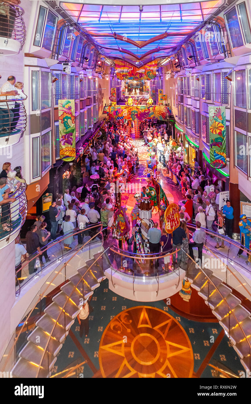 Royal Caribbean indipendenza dei mari nave da crociera interni ed esterni di fotografie che mostrano la nave, parti, persone, ambiente in mare e porto. Foto Stock
