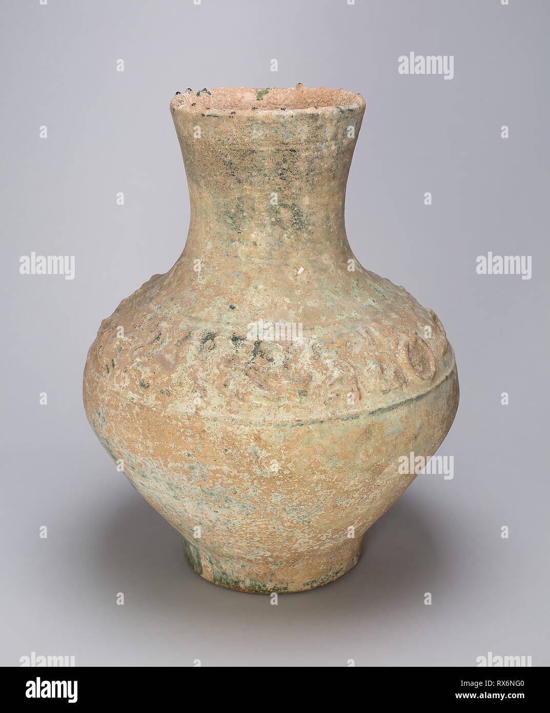 Vaso di archiviazione (HU) con scene di caccia. Cina. Data: 25 Annuncio-220 Annuncio. Dimensioni: H. 37,6 cm (14 13/16 in.); diam. 29,5 cm (11 5/8 in.). Coccio con underglaze decorazione plastica e filo verde smalto. Provenienza: Cina. Museo: Chicago Art Institute. Foto Stock
