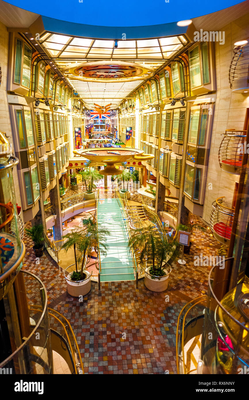 Royal Caribbean indipendenza dei mari nave da crociera interni ed esterni di fotografie che mostrano la nave, parti, persone, ambiente in mare e porto. Foto Stock