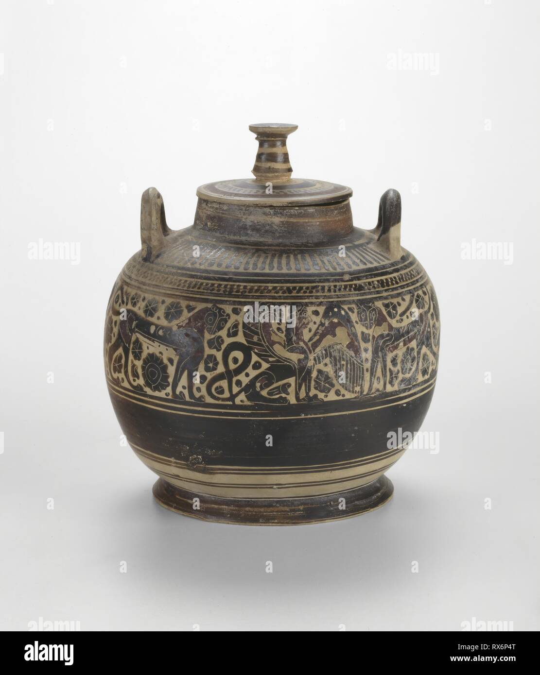 Pyxis (contenitore per gli oggetti personali). Greco; Corinto; attribuita al Pittore "&". Data: 580 BC-570 BC. Dimensioni: 14 × 15 × 15 cm (5 1/2 x 5 7/8 x 5 7/8 in.). La terracotta decorata in nero-figura tecnica. Origine: Corinto. Museo: Chicago Art Institute. Foto Stock