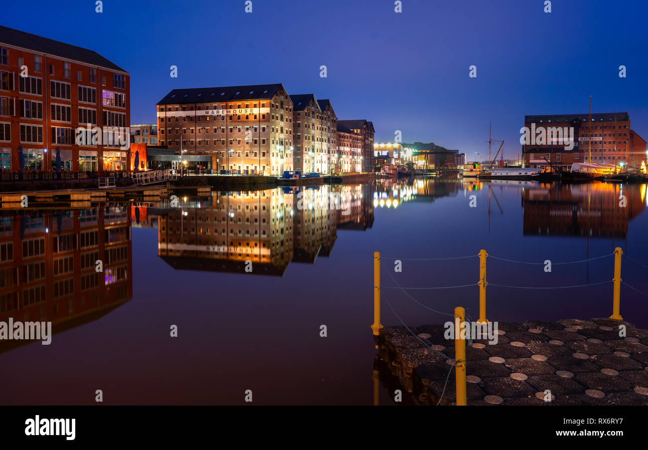 Gloucester docks sulla nitidezza canal. Warehouse Apartments riflessa in acqua banchina Foto Stock