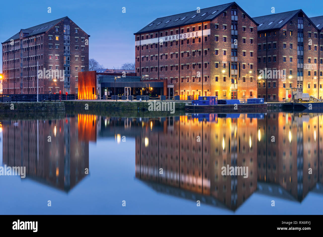 Gloucester docks magazzini riflessa in banchina sul canale della nitidezza Foto Stock