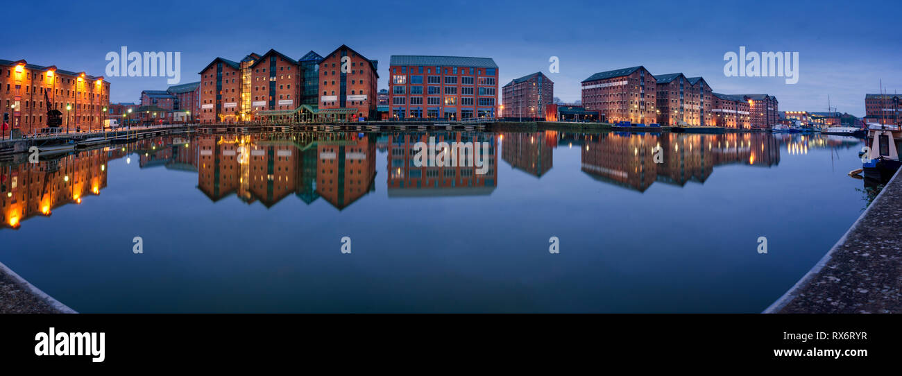 Gloucester docks magazzini riflessa in banchina sulla nitidezza Cana Foto Stock