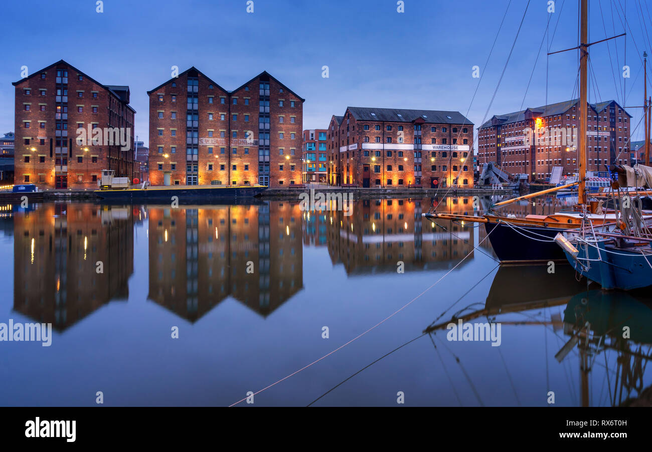 Gloucester docks e le barche a vela si riflette in banchina sul canale della nitidezza Foto Stock