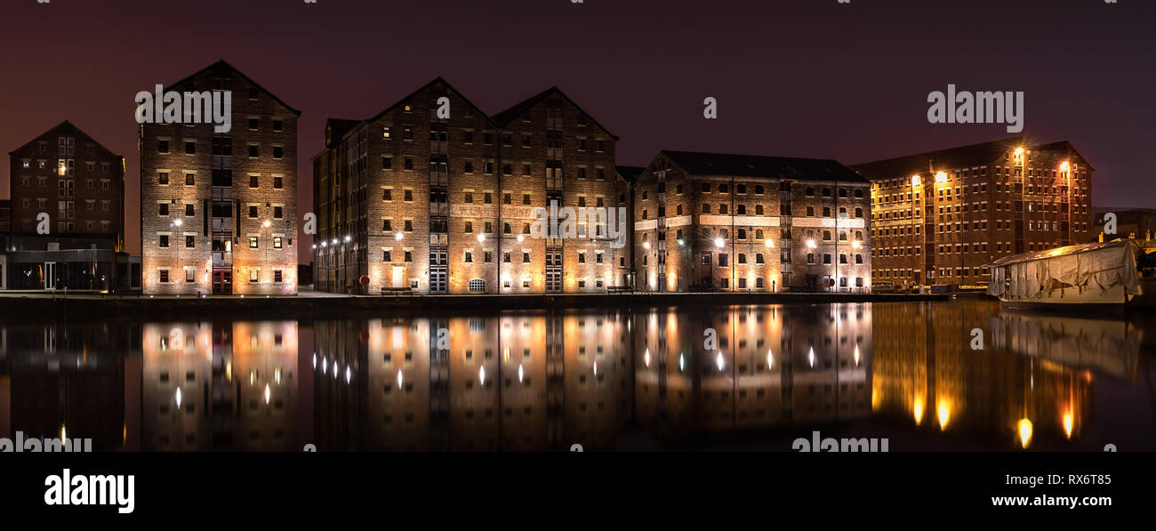 Gloucester Docks di notte tempo con riflessioni di magazzino Foto Stock