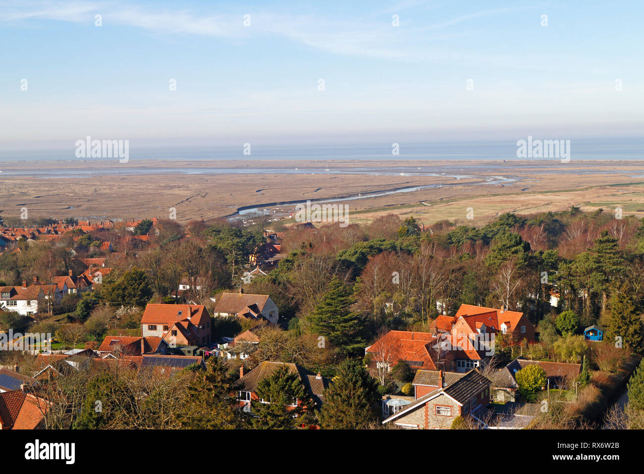 Una vista sul villaggio Blakeney per le barene e Blakeney punto dalla torre della chiesa a Blakeney, Norfolk, Inghilterra, Regno Unito, Europa. Foto Stock