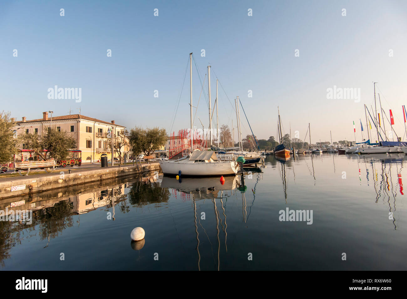 Barche ormeggiate a Bardolino, lago di Garda, Italia Foto Stock