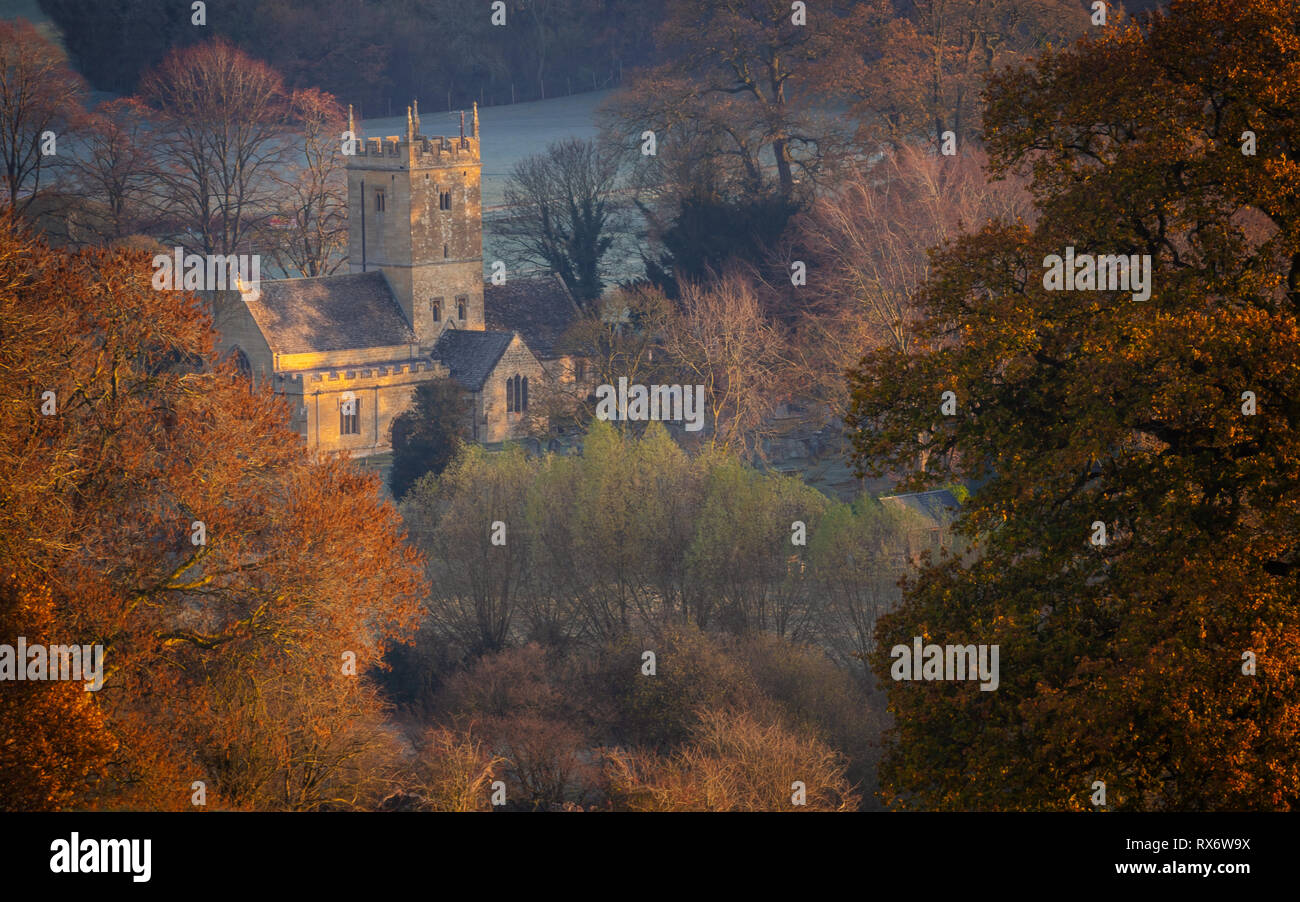 San Eadburgha la Chiesa in autunno. Cotswold scena di paesaggio di sunrise Foto Stock