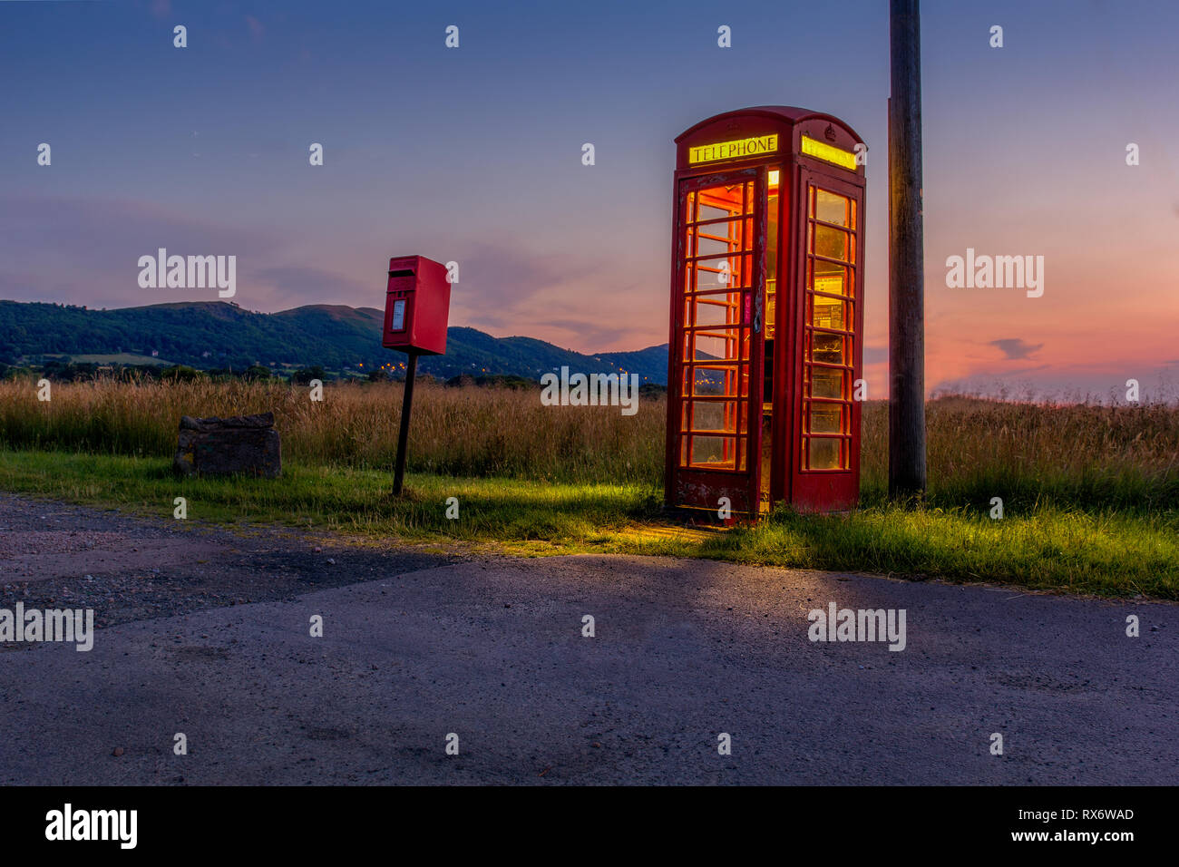 Incandescente casella Telefono e casella postale vicino a Malvern Hills Foto Stock