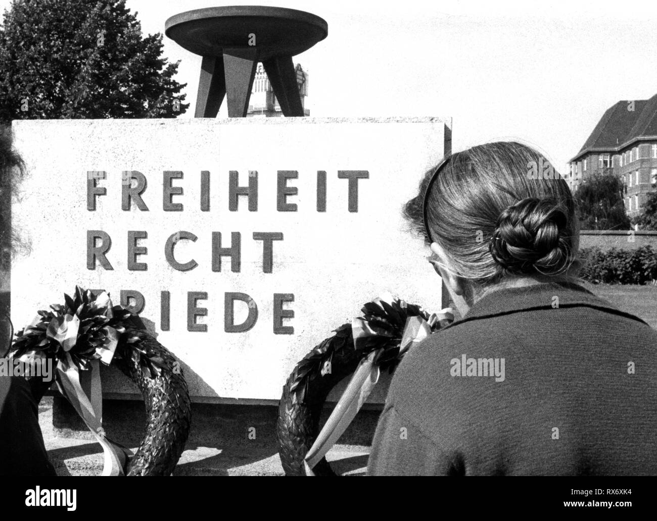 Il giorno prima (04.09.) una commemorazione ha avuto luogo presso il memoriale del espulsi su Theodor-Heuss-Platz. Circa 20.000 profughi ha preso parte in un rally nella Waldbühne di Berlino su 'Day della patria" il 5 settembre 1965. | Utilizzo di tutto il mondo Foto Stock