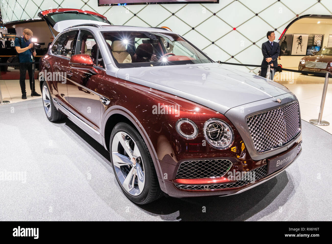 Ginevra, Svizzera - 6 Marzo 2018: Bentley Bentayga hybrid SUV di lusso auto esposti all'88Geneva International Motor Show. Foto Stock