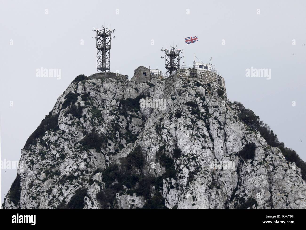 La bandiera britannica onde sulla sommità della roccia di Gibilterra vicino al confine con la Spagna nel British Overseas territorio di Gibilterra, 14 febbraio 2019. Gibilterra è in attesa di vedere come il futuro della Gran Bretagna la partenza dall'Unione europea potrebbe applicare a Gibilterra. In | Utilizzo di tutto il mondo Foto Stock