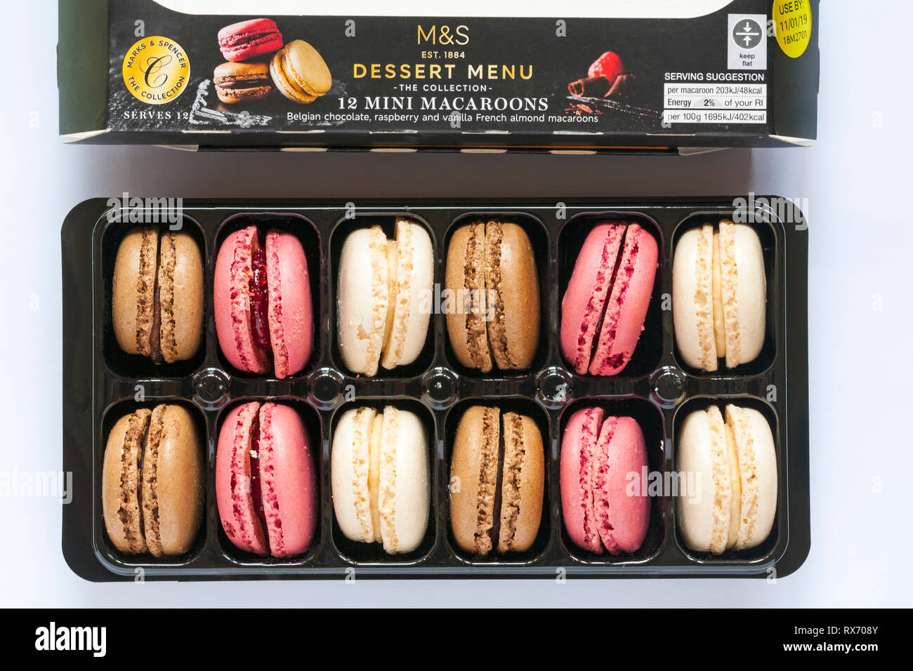 Pack di M&S dessert 12 mini amaretti impostato su sfondo bianco - lampone e cioccolato aromatizzato alla vaniglia francese amaretti di mandorle Foto Stock