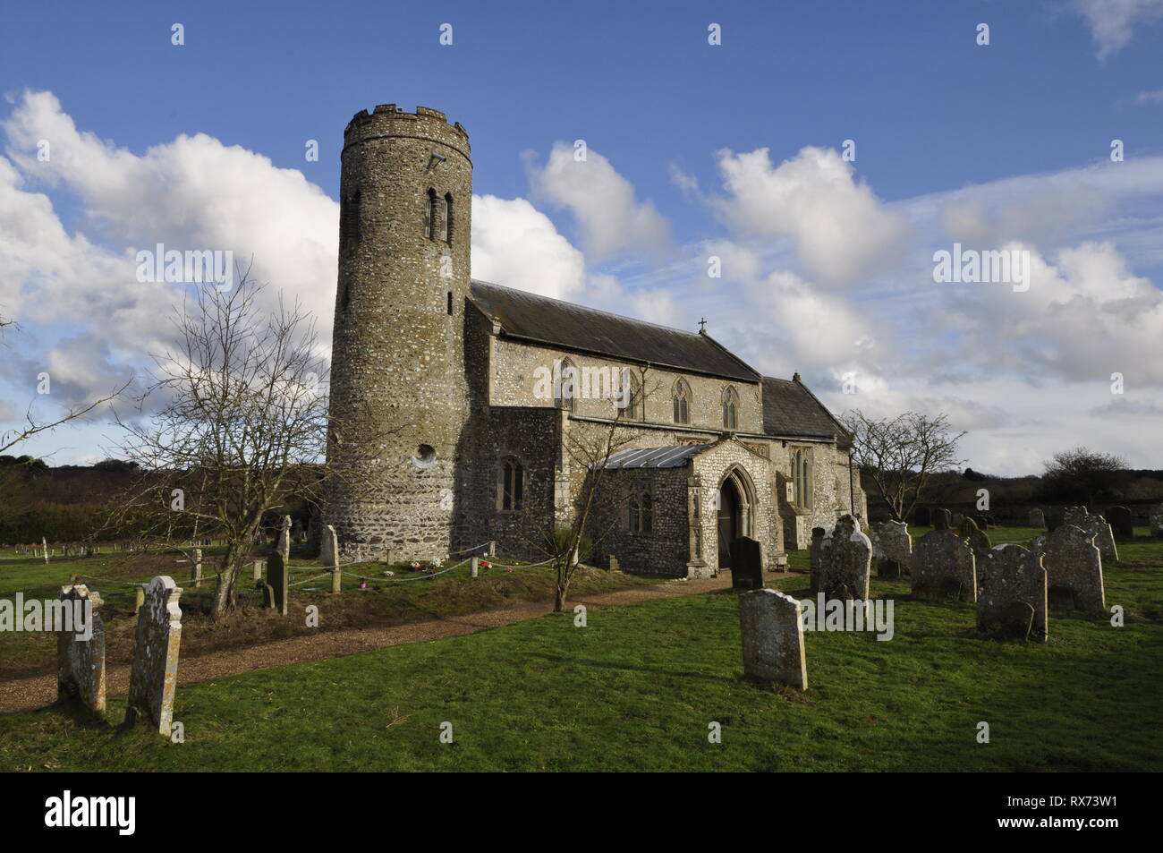 St Mary's torre rotonda chiesa, Roughton Norfolk England Regno Unito Foto Stock
