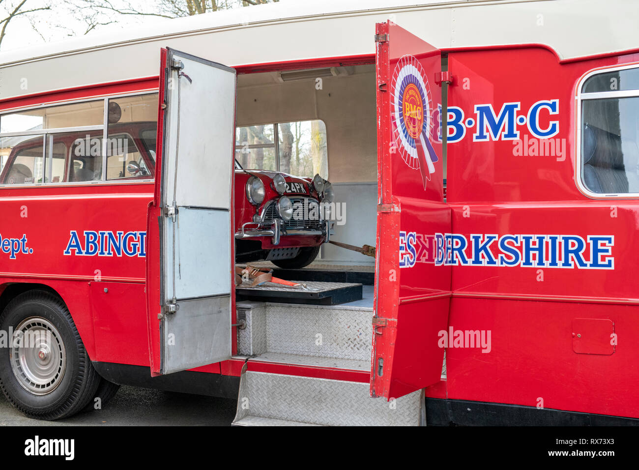 1959 BMC Mobile unità di formazione Transporter e Mini auto a Bicester Heritage Centre domenica evento scramble. Bicester, Oxfordshire, Inghilterra Foto Stock