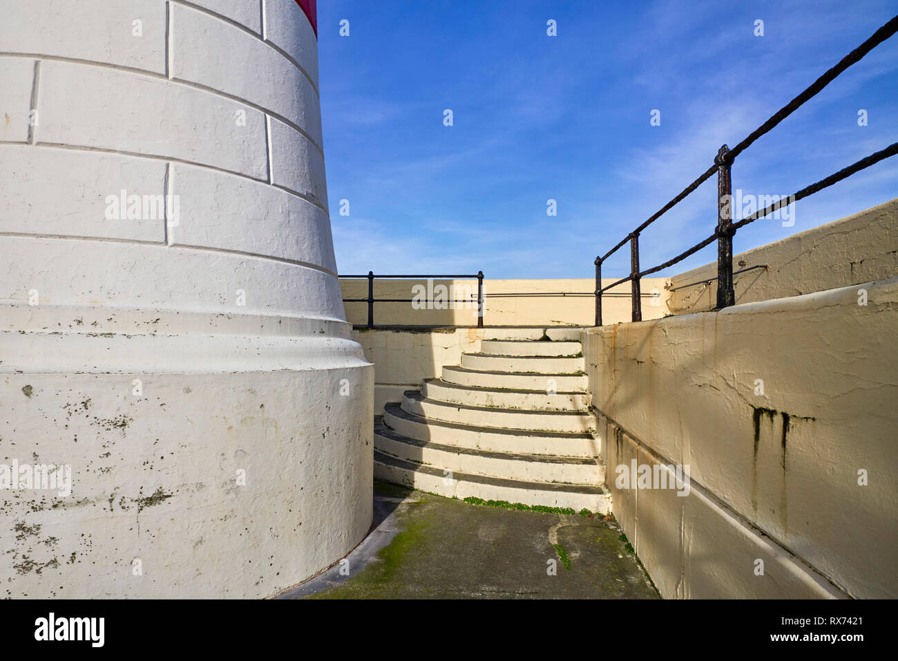 Alla base del faro sul pontile esterno del Porto Douglas, Isola di Man Foto Stock