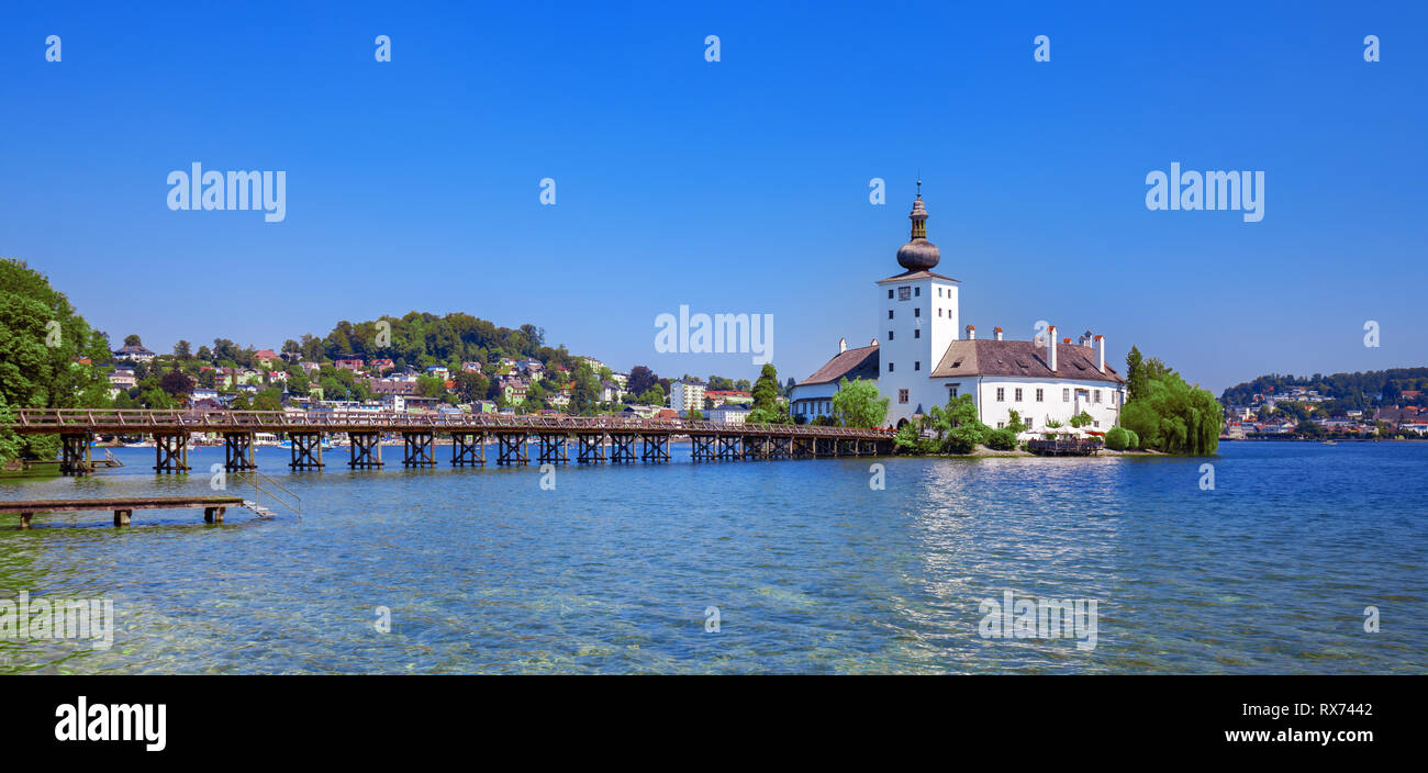 Vista panoramica su Gmunden Schloss Ort o Schloss Orth nel lago Traunsee nella città di Gmunden. Schloss Ort è un'Austria Foto Stock