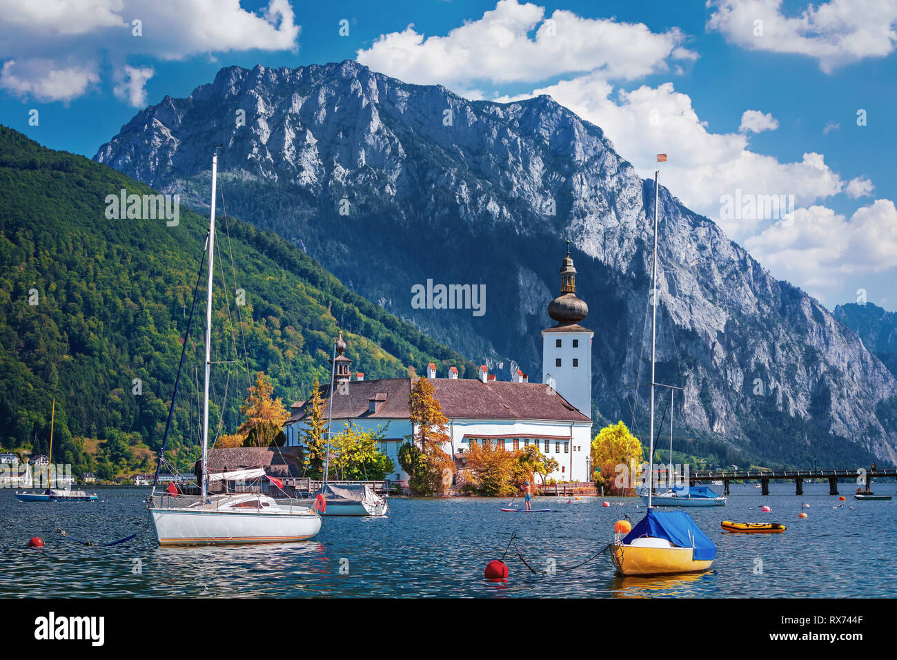 Vista panoramica su Gmunden Schloss Ort o Schloss Orth nel lago Traunsee nella città di Gmunden. Schloss Ort è un'Austria Foto Stock