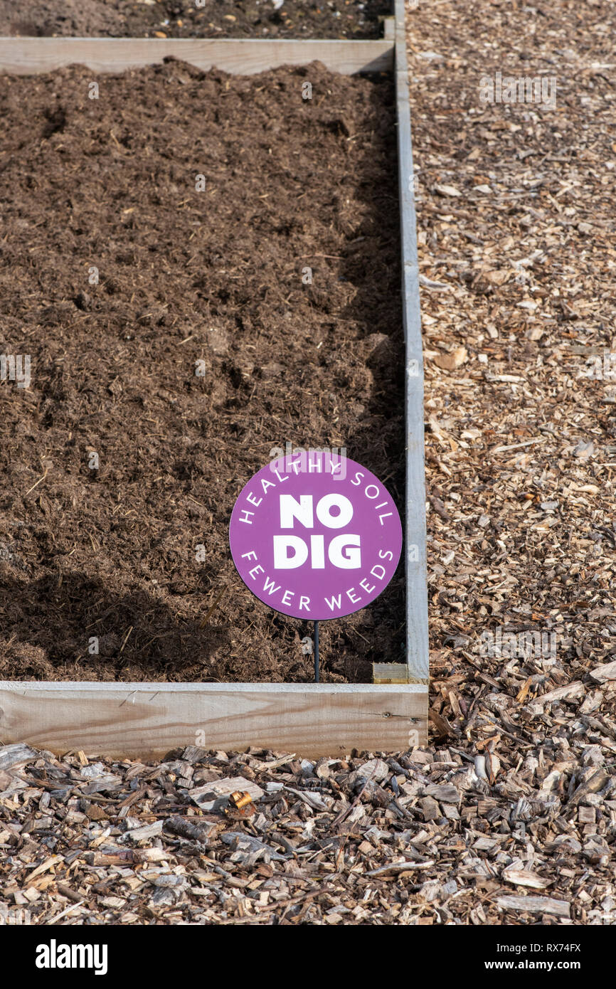Nessun segno di scavo su un riparto al RHS Wisley Gardens, Surrey, Regno Unito Foto Stock