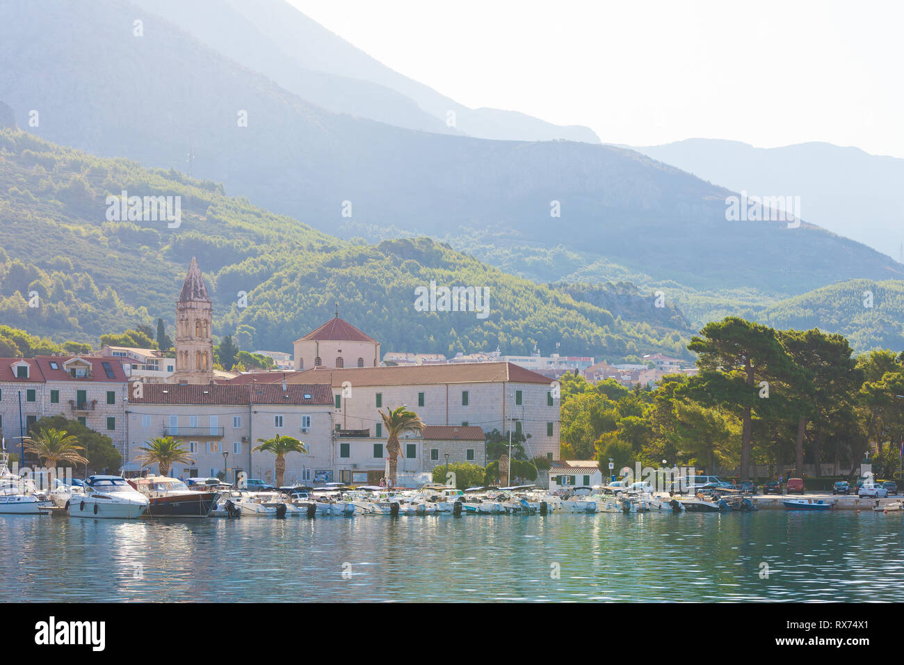 Makarska, Dalmazia, Croazia, Europa - agosto 24, 2017 - Più Barche nel porto di Makarska Foto Stock