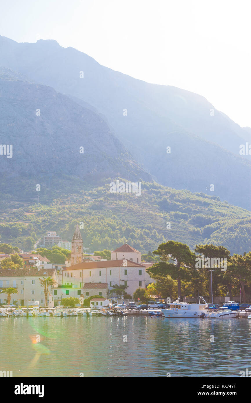 Makarska, Dalmazia, Croazia, Europa - agosto 24, 2017 - Vista sul porto di Makarska Foto Stock