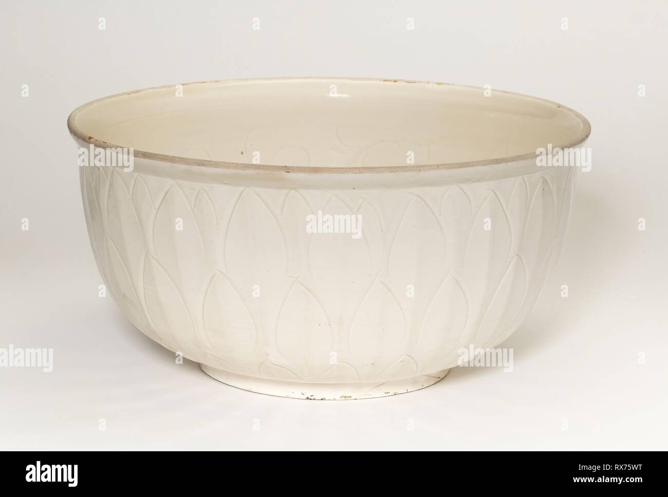 Ampio recipiente con Lotus Scrolls (interno) e la sovrapposizione di petali (esterno). Cina. Data: 1100-1127. Dimensioni: H. 14,7 cm (5 13/16 in.); diam. 30,5 cm (12 in.). Ding ware; porcellana con underglaze decorazioni scolpite. Provenienza: Cina. Museo: Chicago Art Institute. Foto Stock