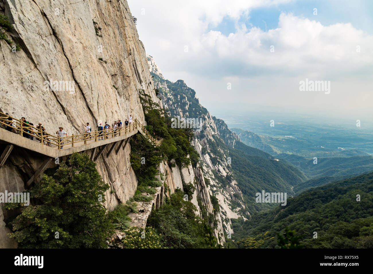 Luglio 2016, Dengfeng, Cina. I turisti a piedi sul Monte Songshan, il più alto delle 5 montagne sacre della Cina dedicato al Taoismo che si erge sopra la Foto Stock