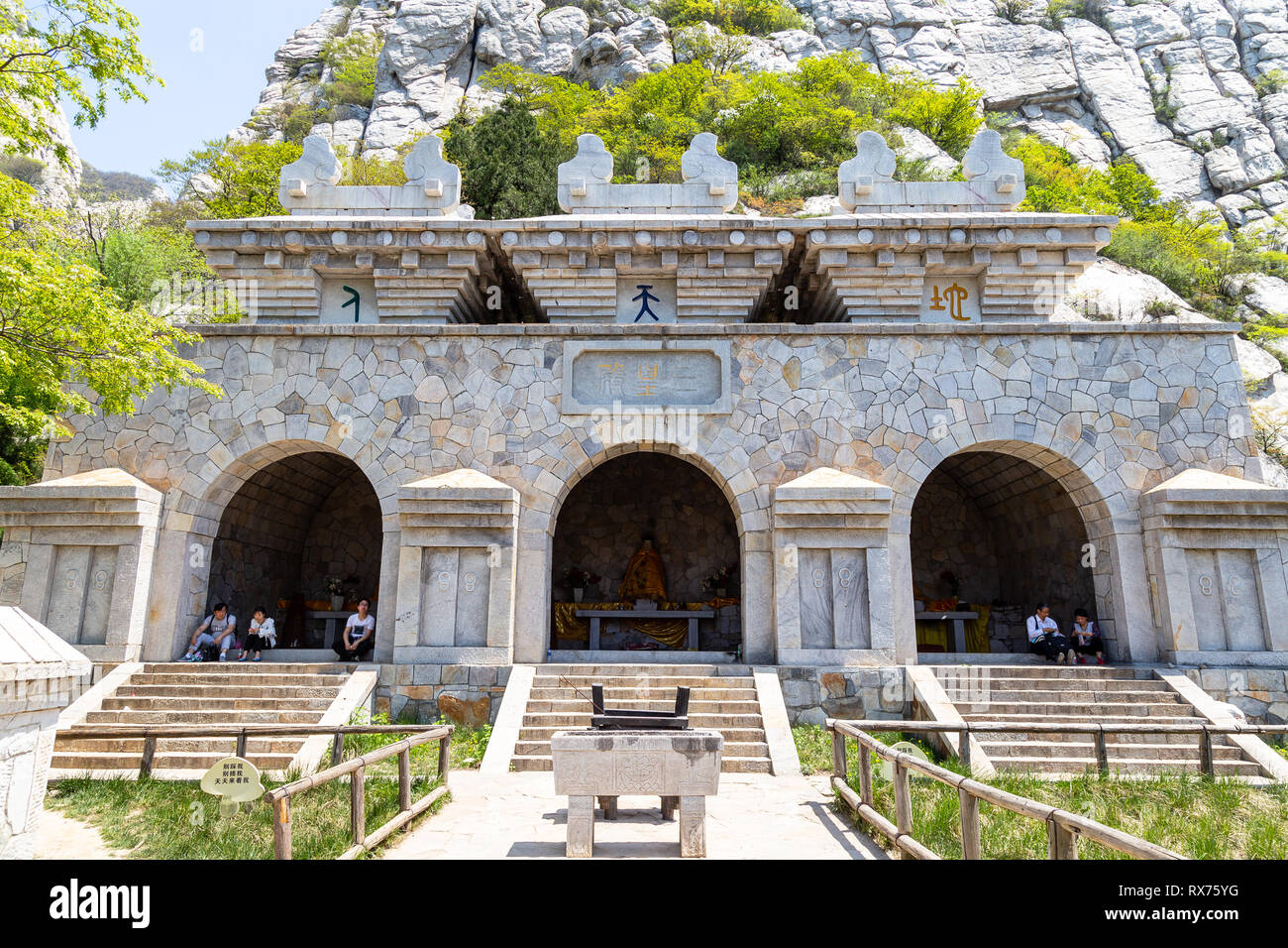 Luglio 2017 - Denfeng, Henan, Cina - Sanhuang Basilica sulla sommità del monte Songshan. Songshan è il più alto delle 5 montagne sacre della Cina dedi Foto Stock